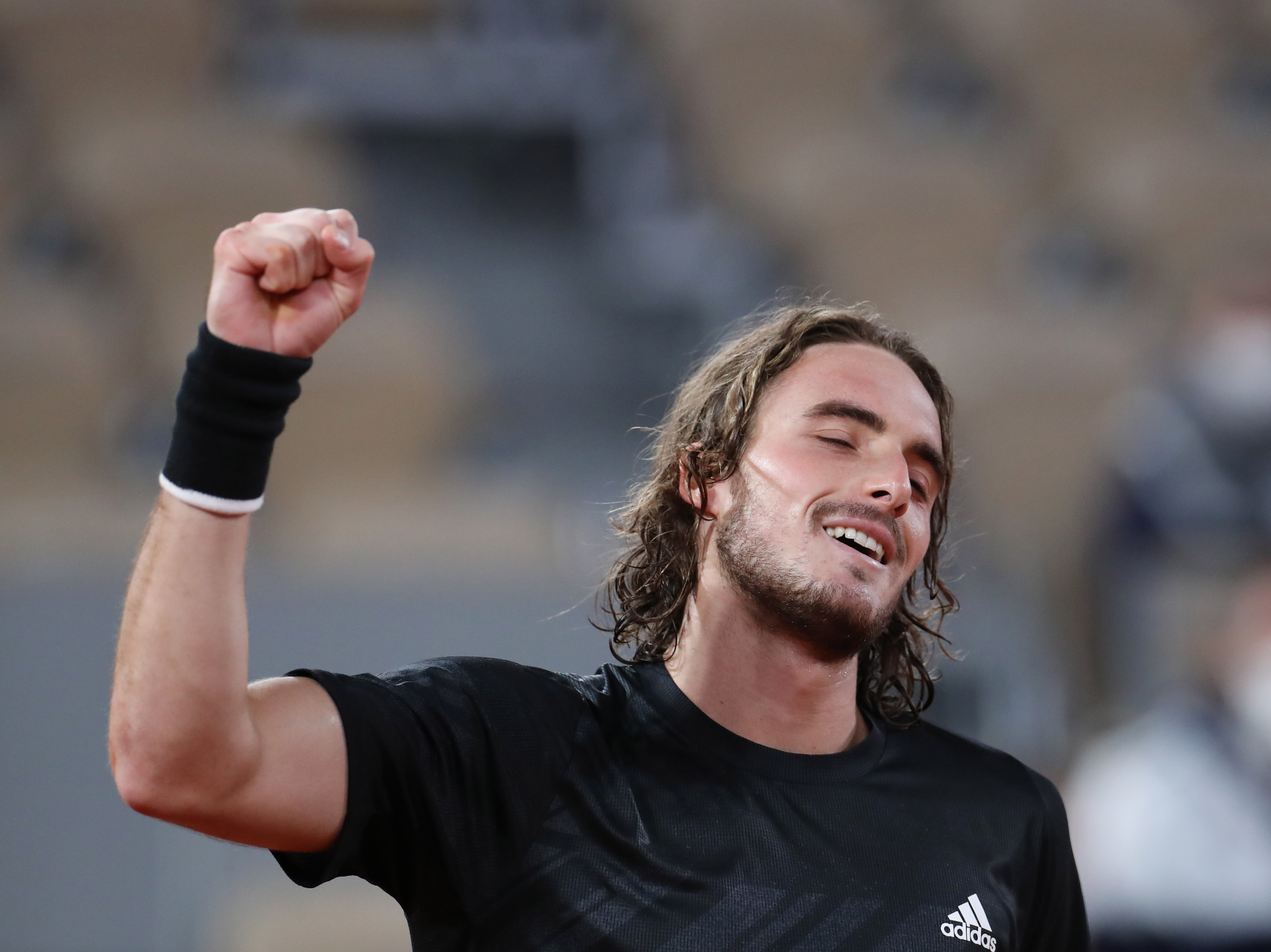 包含英国网球队鏖战法国网球队，西西帕斯一己之力扛起全队的词条