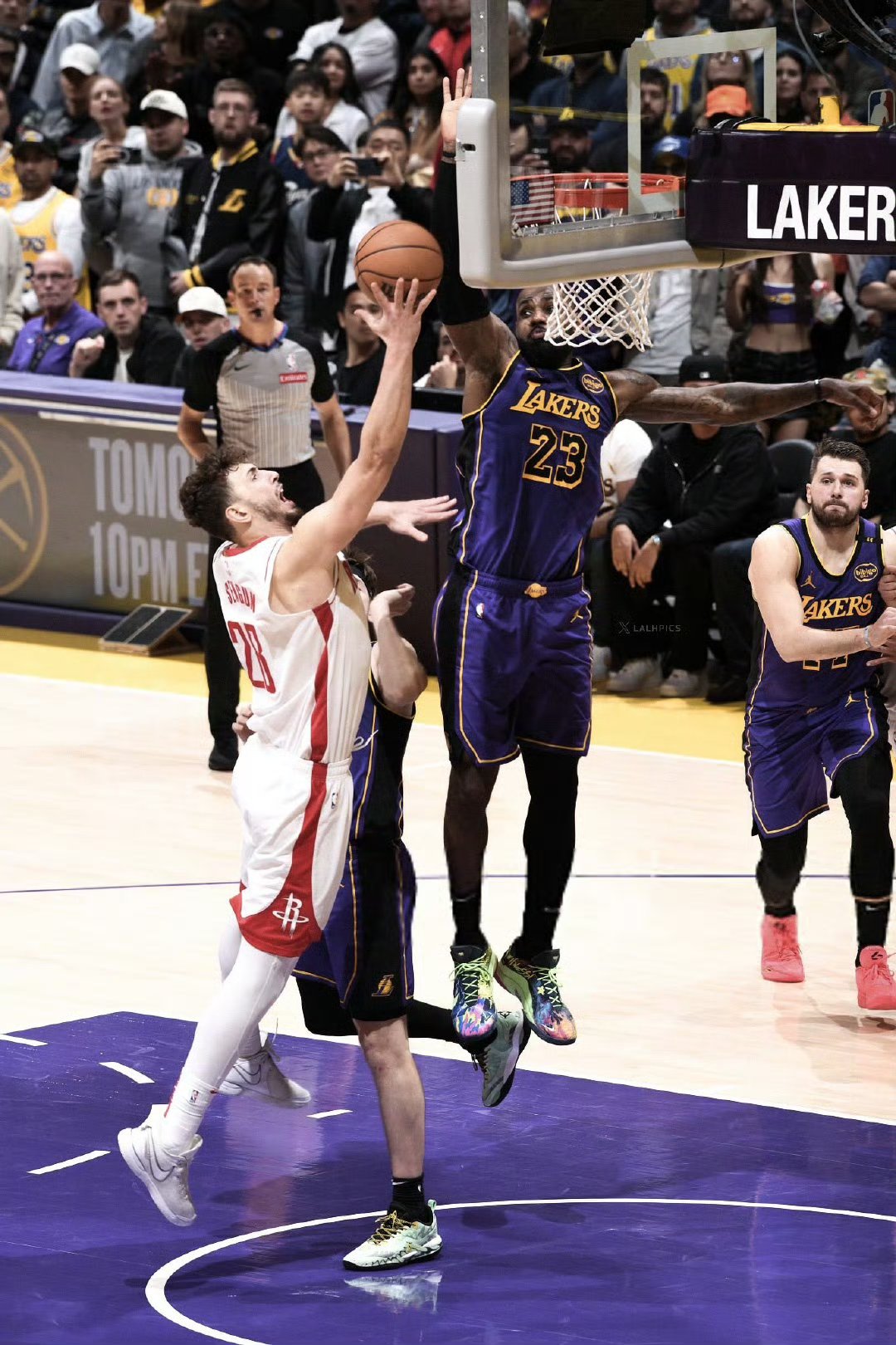 湖人血洗日本男篮，詹姆斯绝境逆转