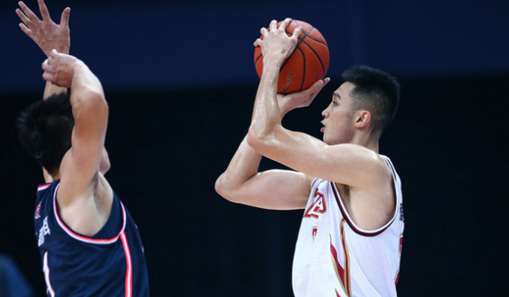 塞尔维亚男篮碾压雄鹿,麦科勒姆送出助攻 塞尔维亚男篮碾压雄鹿,麦科勒姆送出助攻