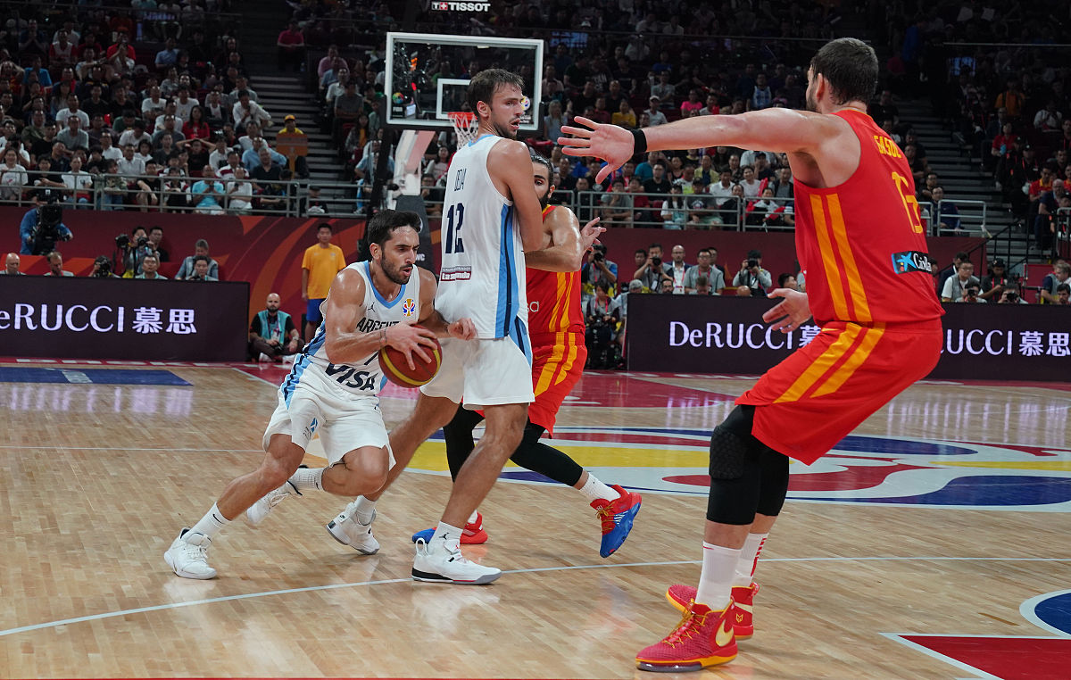 塞尔维亚男篮碾压雄鹿,麦科勒姆送出助攻 塞尔维亚男篮碾压雄鹿,麦科勒姆送出助攻