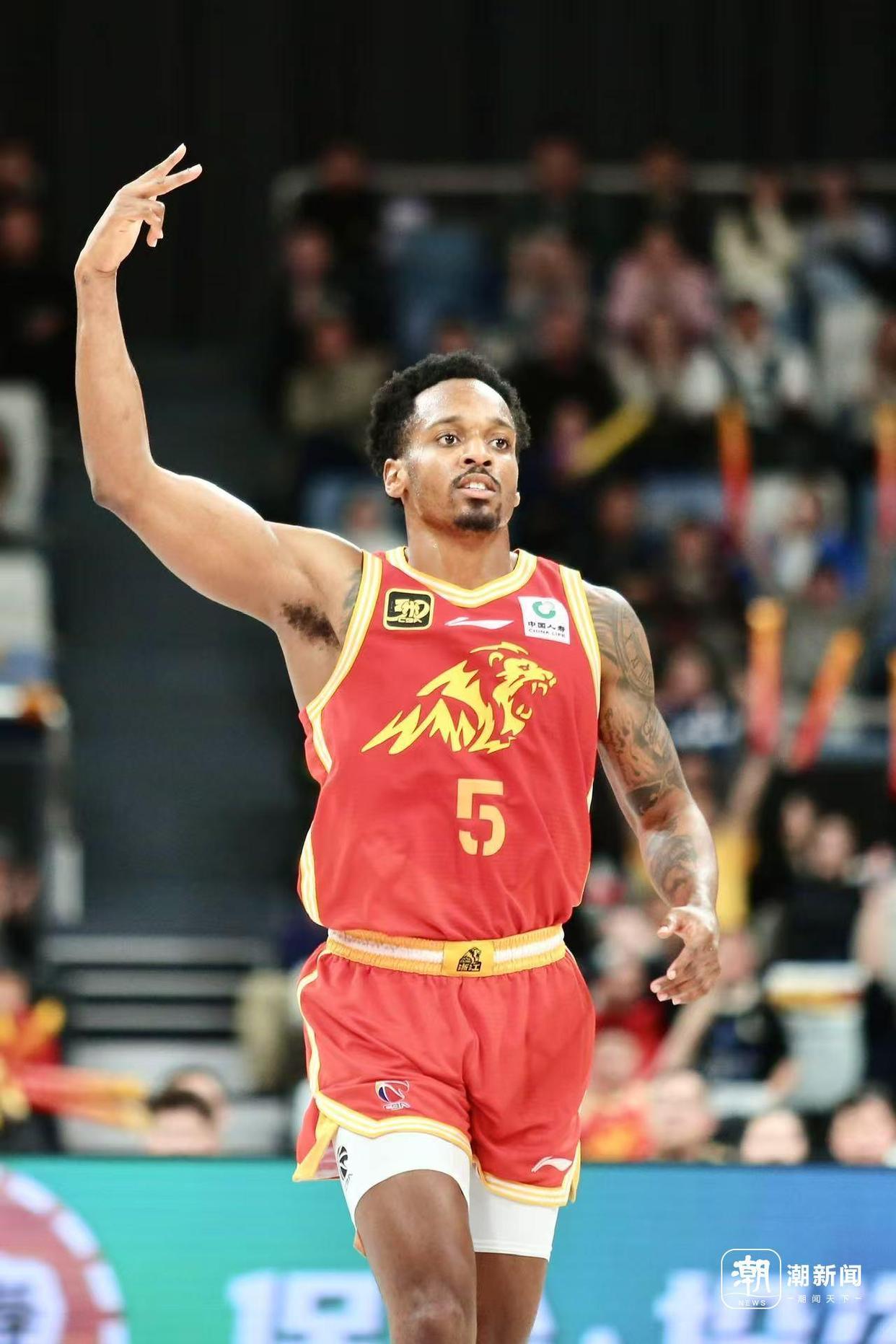 马刺逆转中国男篮，杰伦·布朗打破历史纪录