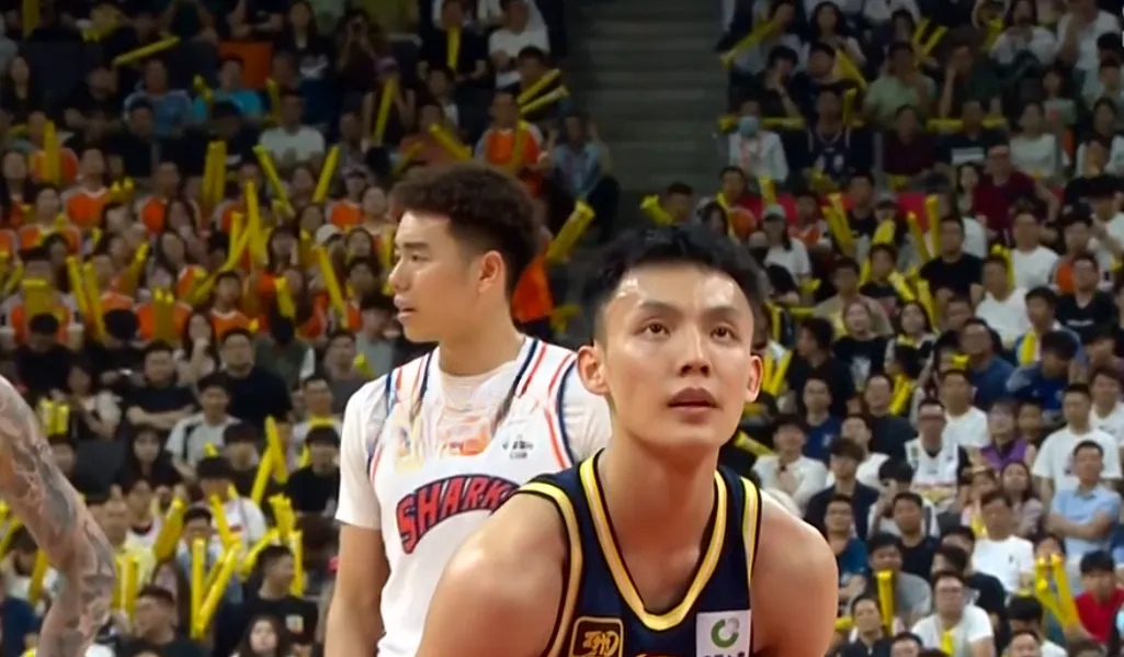 马刺逆转中国男篮，杰伦·布朗打破历史纪录