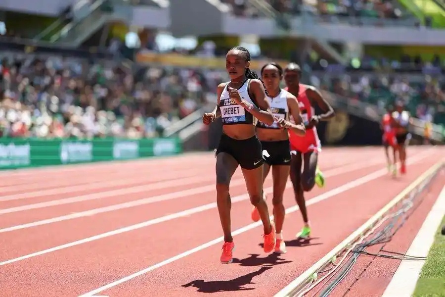 田径选手刷新世界纪录，震撼全场