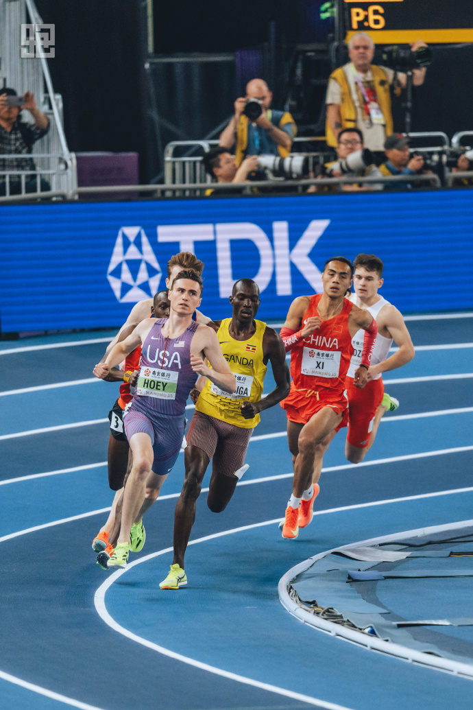 田径选手刷新世界纪录，震撼全场