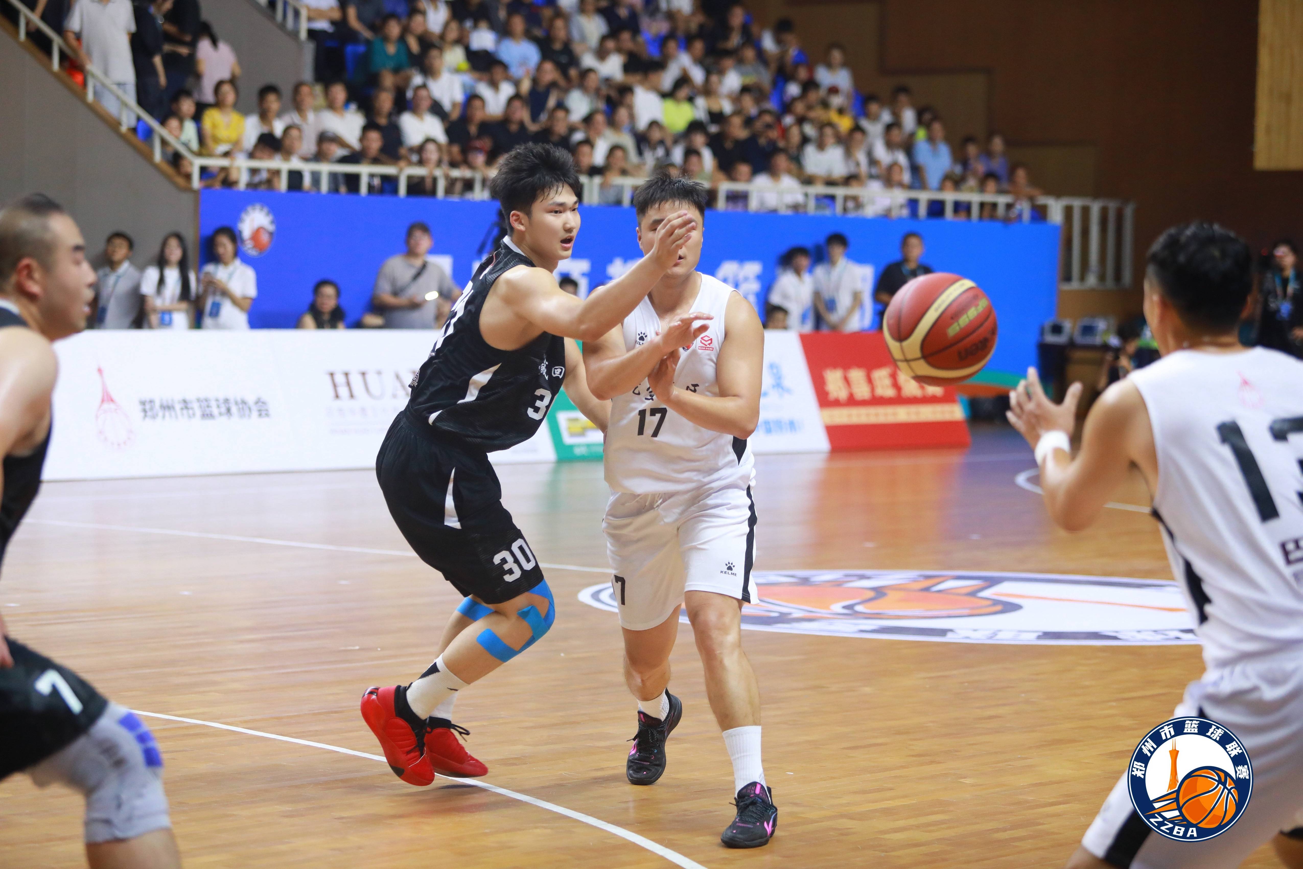 篮球职业联赛比分悬念迭起,场面精彩绝伦 篮球职业联赛比分悬念迭起,场面精彩绝伦