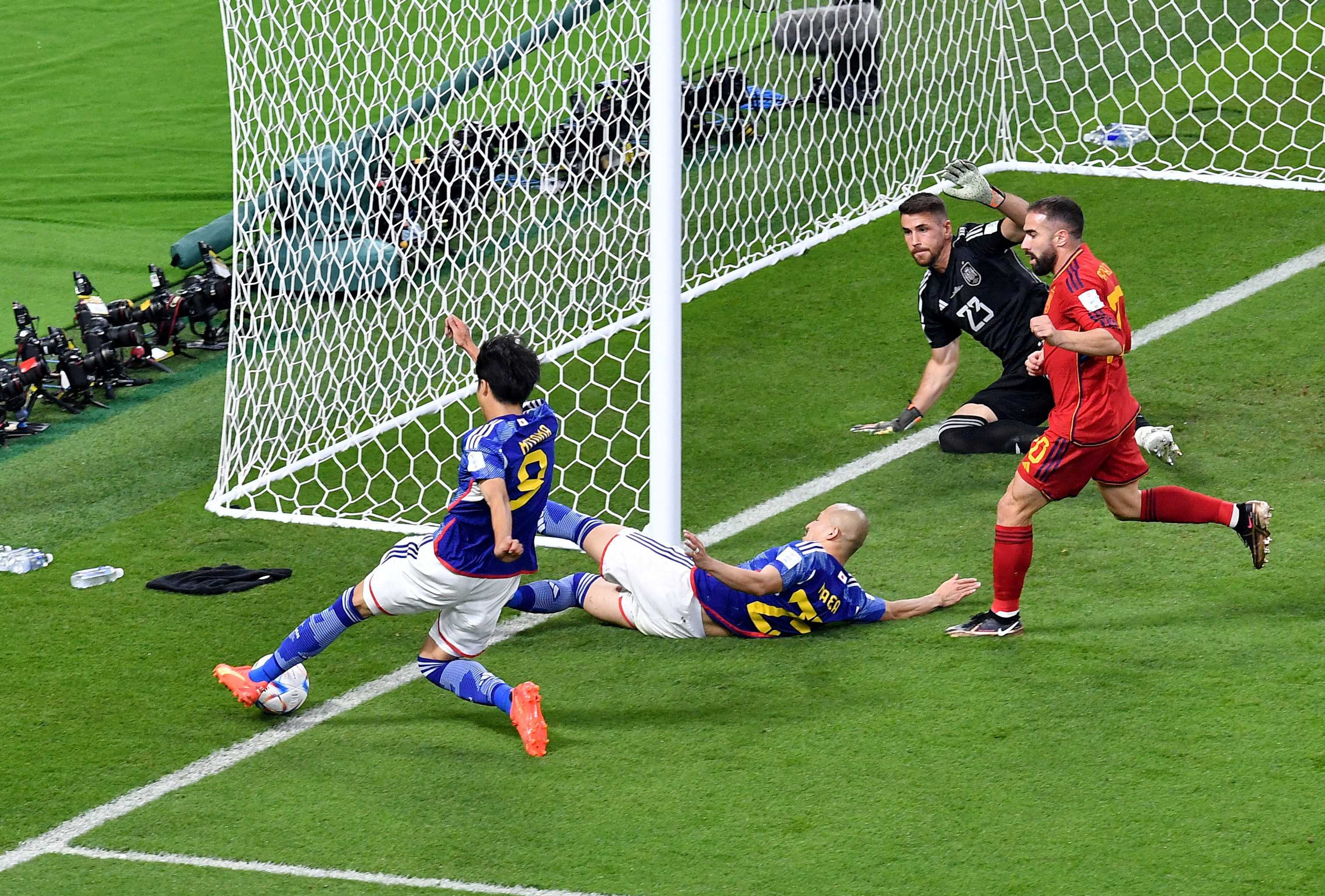 足球比赛中发生惊心动魄的一幕 足球比赛中发生惊心动魄的一幕