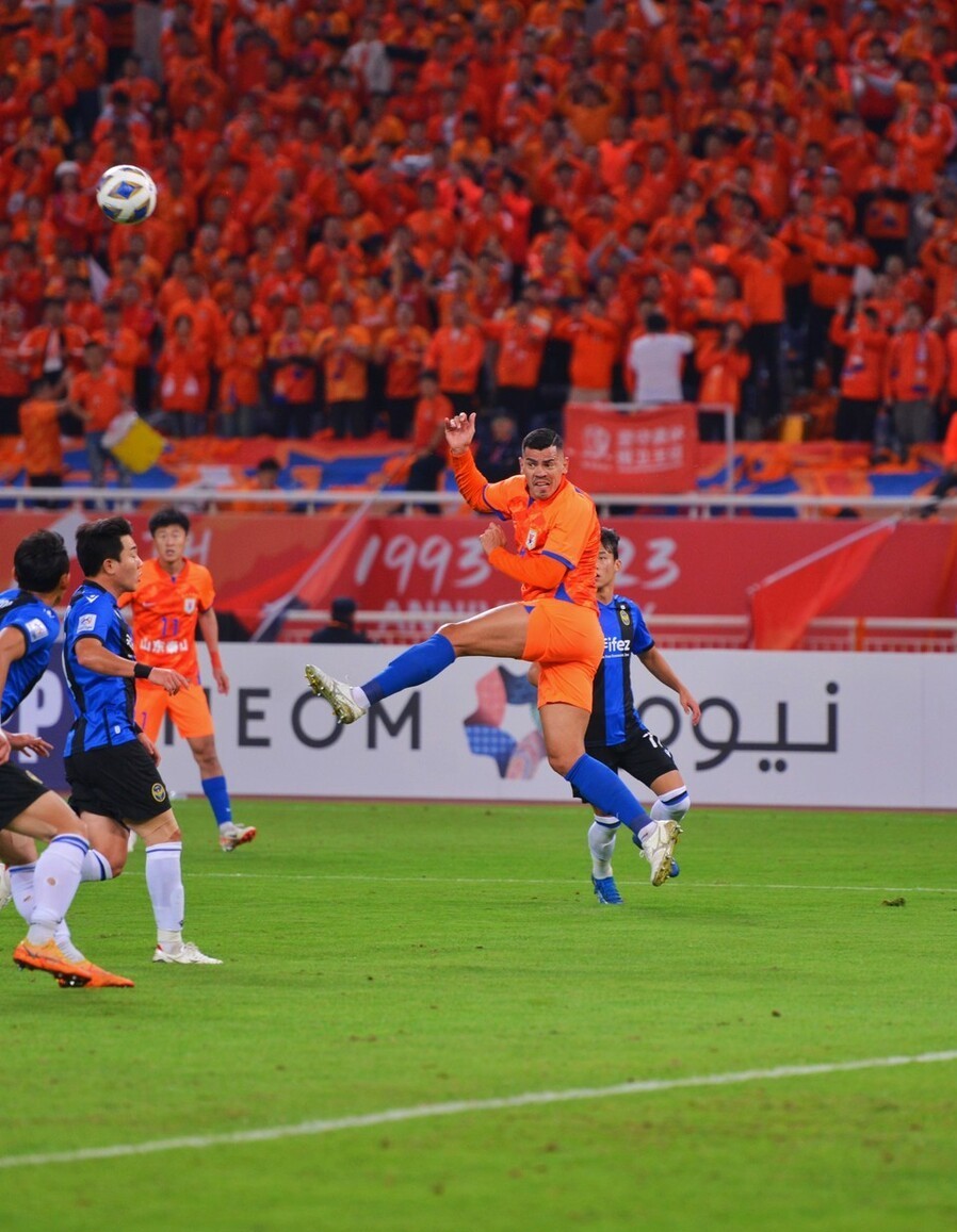 足球比赛中发生惊心动魄的一幕 足球比赛中发生惊心动魄的一幕