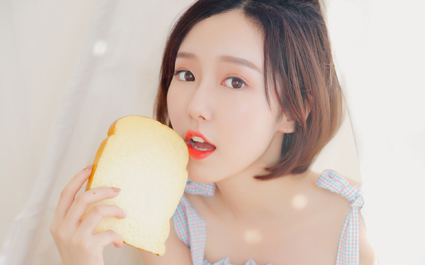 铁骑破晓，当马德里骑士在马背上演绎绿茵争冠战，门迪一箭刷新千年纪录