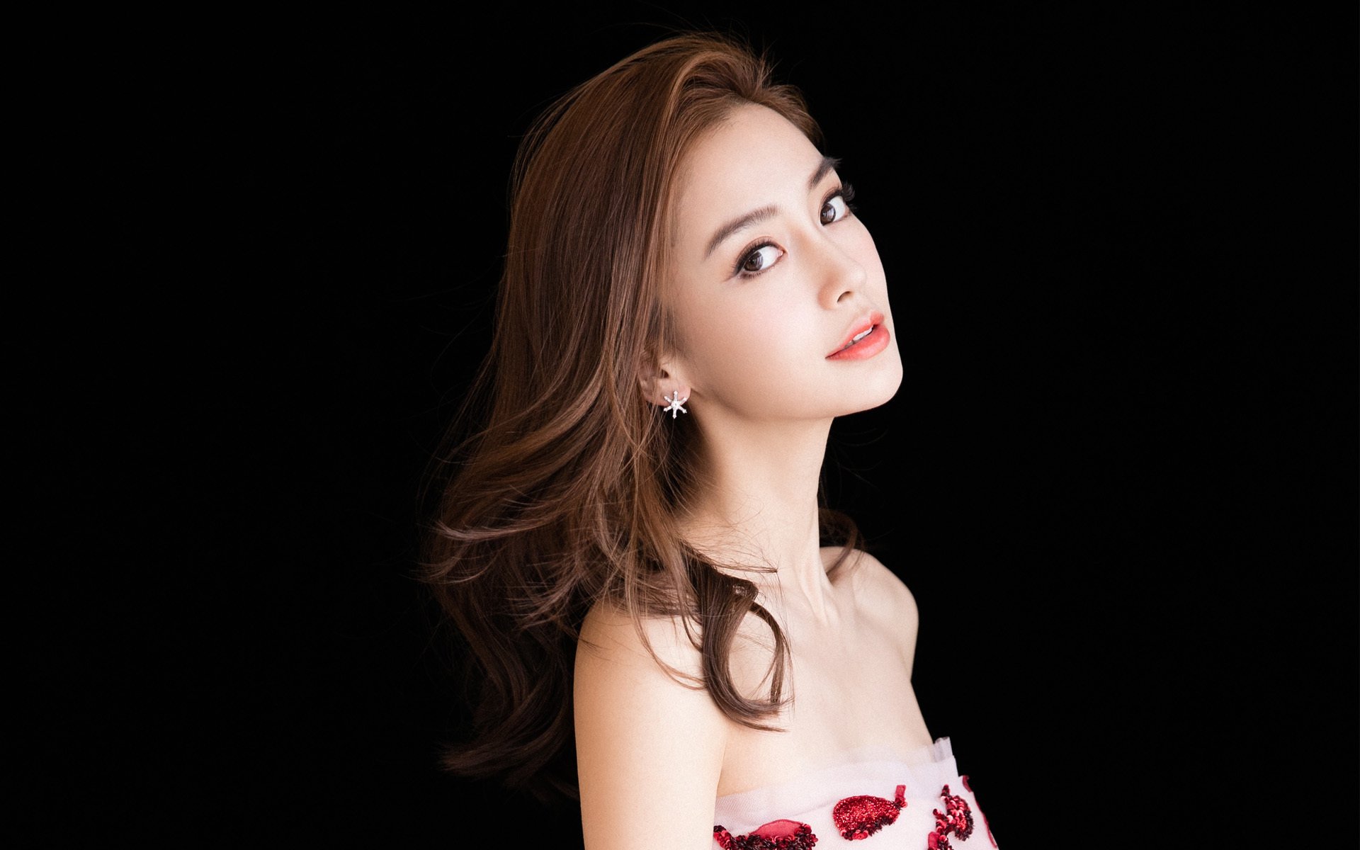 铁腰狂澜+五星风暴，法比尼奥爆发引领巴西火力全开，强势压制丹麦