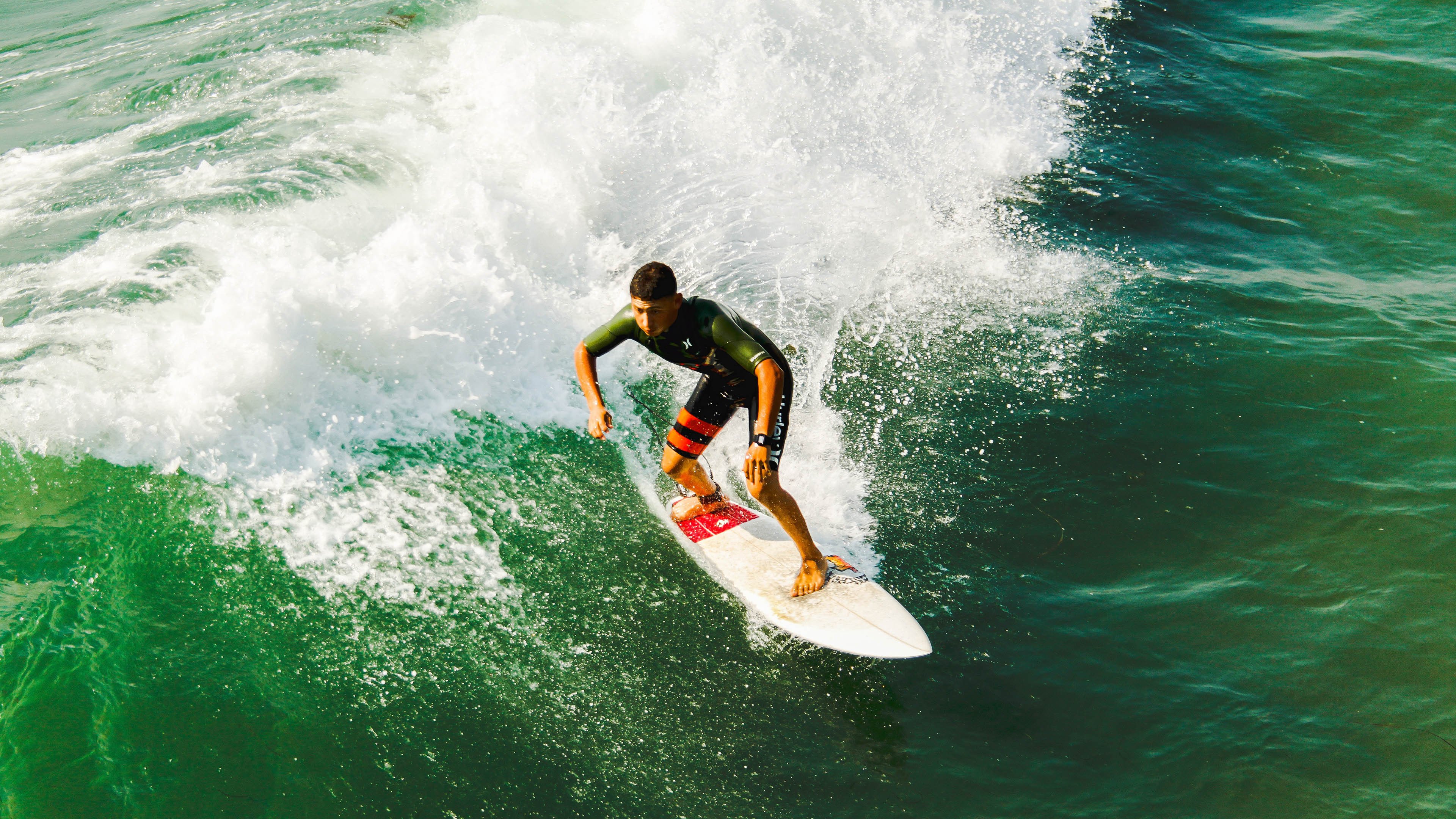 狂热之夜，当伯纳乌的山呼海啸与丹佛高原的沉默燃烧